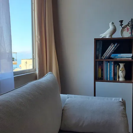 - Steps From The 아파트 Sarandë
